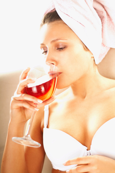 hezká mladá blond ženy se sklenicí červeného vína - Fotografie, Obrázek