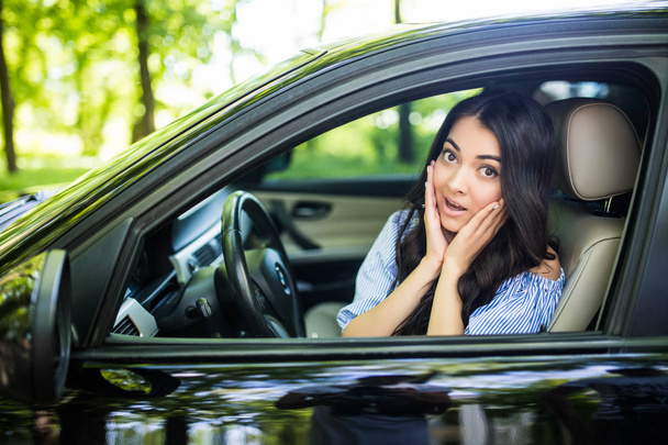 Έξαλλος τρομάρα πρόσωπο μια γυναίκα οδήγηση αυτοκινήτου, παράθυρο ορθάνοιχτο στόμα στην ενδοχώρα. Αρνητική αντίδραση συναίσθημα έκφραση ανθρώπινο πρόσωπο. Ταξίδι κίνδυνο κίνδυνο απερίσκεπτη συμπεριφορά στο δρόμο έννοια - Φωτογραφία, εικόνα