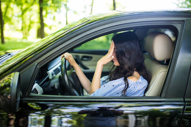 Kłopoty na drodze, Dziewczyna dotyka jej czoło przez ręce w jej samochód - Zdjęcie, obraz