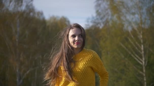 Νεαρή γυναίκα μακρυμάλλη χαμογελά στο δάσος - Πλάνα, βίντεο