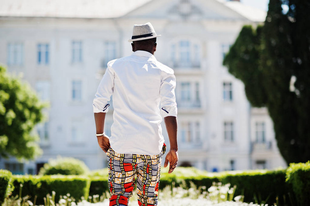 Elegante uomo afroamericano in camicia bianca e pantaloni colorati wi
 - Foto, immagini