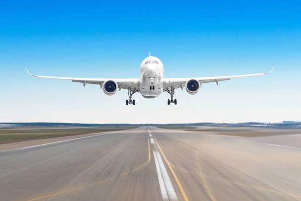Aviones de pasajeros con aterrizaje en asfalto en un aeropuerto de pista, desenfoque de movimiento
. - Foto, Imagen