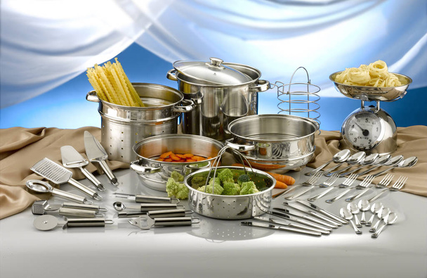 légumes, ustensiles de cuisine en acier inoxydable, ustensiles de cuisine et couverts sur table blanche et fond bleu
 - Photo, image