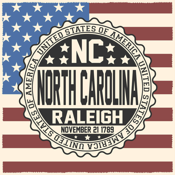 Dekorative Briefmarke mit Text Vereinigte Staaten von Amerika, nc, North Carolina, raleigh, 21. November 1789 auf US-Flagge. - Vektor, Bild