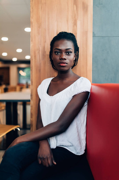 Kafede milkshake içme gülümseyen güzel Afrikalı-Amerikalı kadın portresi - Fotoğraf, Görsel