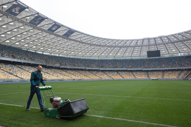 KIEV, UCRANIA - 14 de mayo de 2018: Vista del estadio olímpico de la NSC en la víspera del partido final de la UEFA Champions League-2018 en Kiev, Ucrania
. - Foto, imagen