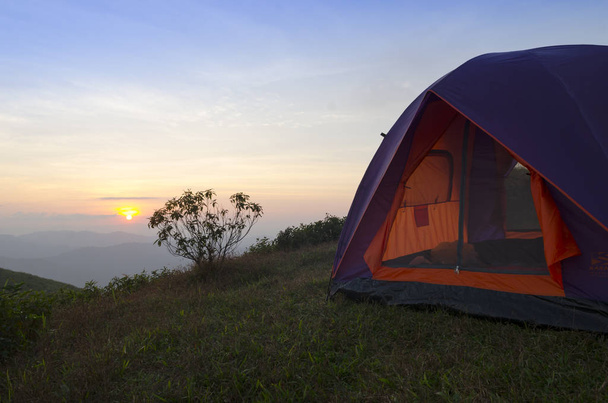 virkistysalue ja leiri teltalla, auringonlaskun aikaan nouseva aurinko lähellä korkea vuoristojärvi
 - Valokuva, kuva