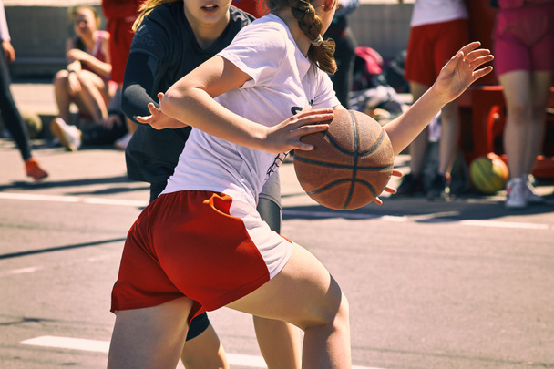 As mulheres jogam basquete.  - Foto, Imagem