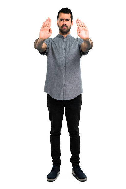 Pohledný muž dělat zastavit gesto rukou - Fotografie, Obrázek