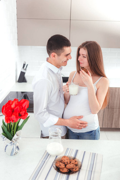 άνθρωπο με φιλιά έγκυος γυναίκα - Φωτογραφία, εικόνα