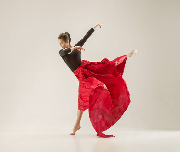 Modern balett-táncos táncol a teljes test fehér stúdió háttere. - Fotó, kép