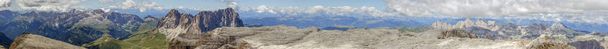 Vue panoramique de Sass Pordoi dans le Sella Mountain Group, prise du Piz Boe Peak
 - Photo, image