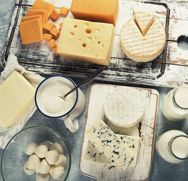Vista superior de diferentes productos lácteos en mesa vintage
 - Foto, Imagen