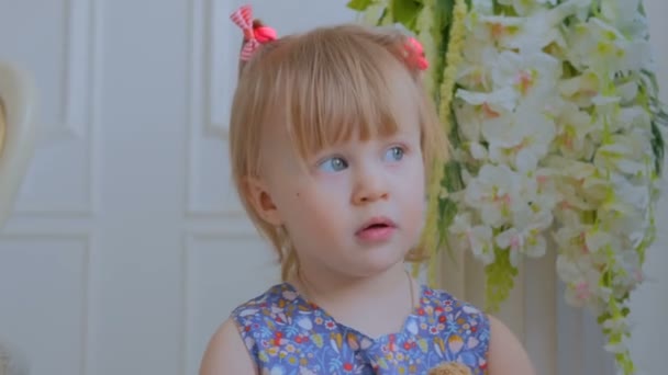 Portrait de drôle de petite fille à la maison - Séquence, vidéo