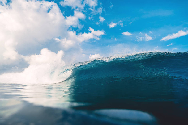 foto de bela onda de mar limpo no fundo do céu azul
 - Foto, Imagem