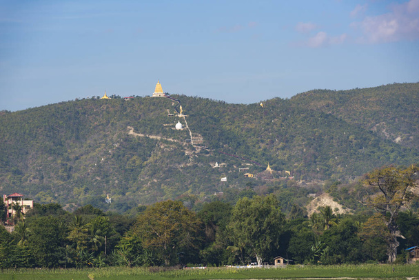 Pagode de Mingun arruinado pagode inacabado em Templo de Mingun paya, Mandalay, Myanmar
 - Foto, Imagem
