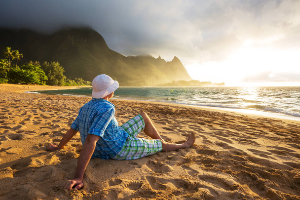 man watching at beautiful scene in tunnels beach auf der insel kauai, hawaii, usa - Foto, Bild