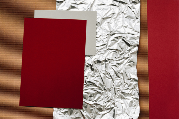visão de perto de várias texturas detalhadas de papel, papel alumínio e papelão
 - Foto, Imagem