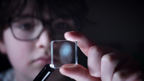 4 k budoucí transparentní inteligentní zařízení, dítě zkoumání otisků prstů - Záběry, video