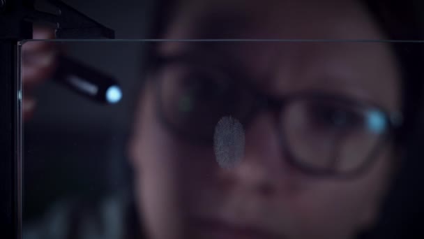 Dispositivo intelligente trasparente futuro 4K, detective che indaga sulle impronte digitali
 - Filmati, video