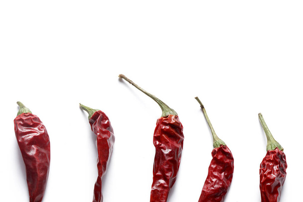 Kuuma chili paprikat eristetty valkoisella pohjalla - Valokuva, kuva