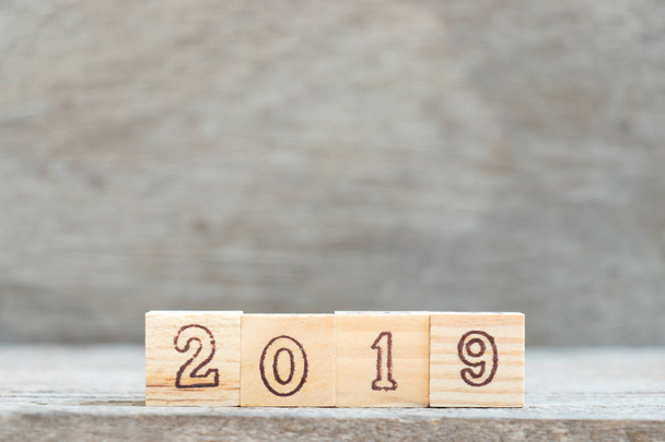 Buchstabenblock im Jahr 2019 Wort auf Holz Hintergrund mit Kopierraum - Foto, Bild