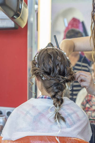 Kız saç modeli daha önce cemaat tarafından profesyonel stylis yapıyor - Fotoğraf, Görsel