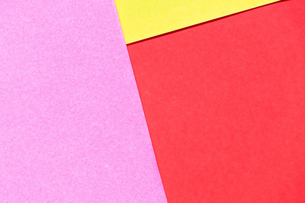 Affichage papier de couleur rose, rouge et jaune comme fond blanc abstrait
 - Photo, image