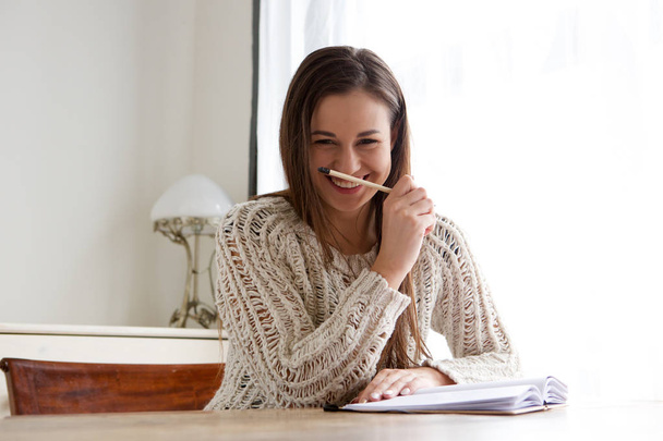 Portrét usměvavá studentka pracovat doma - Fotografie, Obrázek