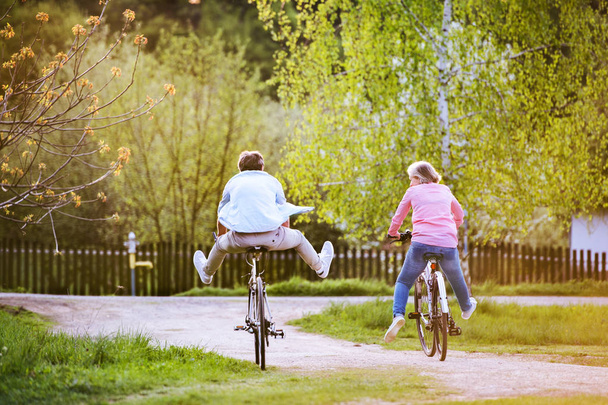 Beautiful senior couple with bicycles outside in spring nature. - Foto, Imagen