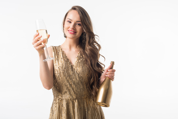 bela mulher de pé com garrafa e copo de champanhe isolado em branco
 - Foto, Imagem