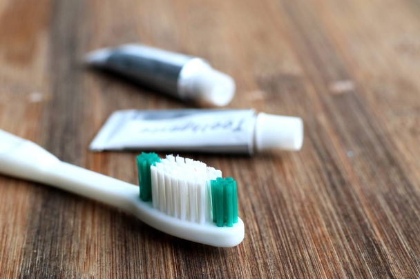 Зубная щетка на деревянном винтаже
 - Фото, изображение