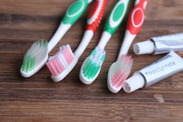 Ahşap vintage üzerinde diş fırçası - Fotoğraf, Görsel