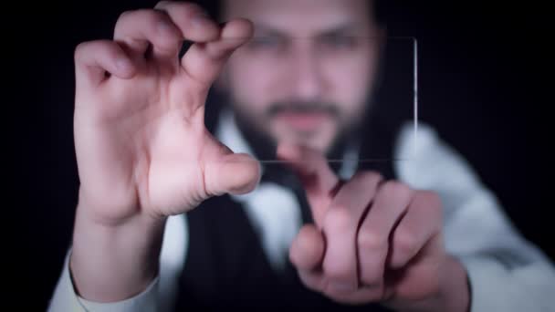 Dispositivo inteligente transparente futuro 4K, hombre de negocios que trabaja en el teléfono de cristal
 - Imágenes, Vídeo