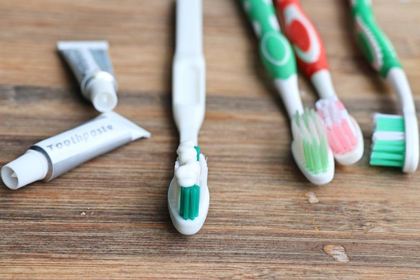Brosse à dents vintage en bois
 - Photo, image