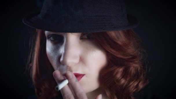 Siyah arka plan üzerine sigara kız - Video, Çekim