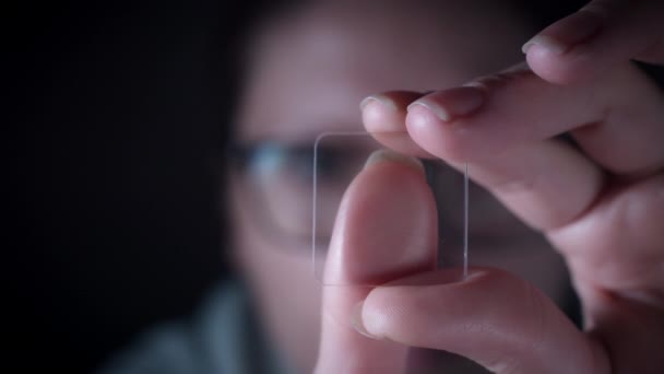 4K Tulevaisuuden läpinäkyvä älykäs laite, nainen jättää peukalonjäljen
 - Materiaali, video