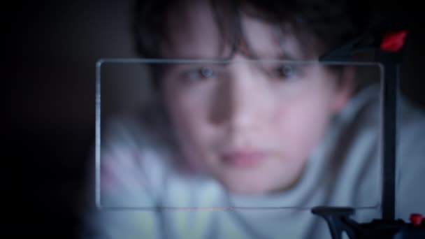 Dispositivo intelligente trasparente futuro 4K, impronta digitale di scansione del bambino
 - Filmati, video