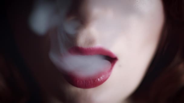 Meisje roken op zwarte achtergrond - Video