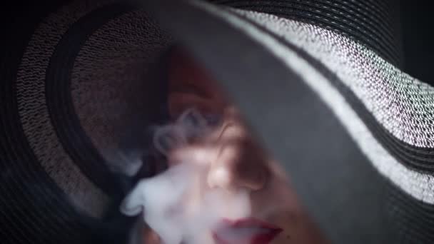 Meisje roken op zwarte achtergrond - Video