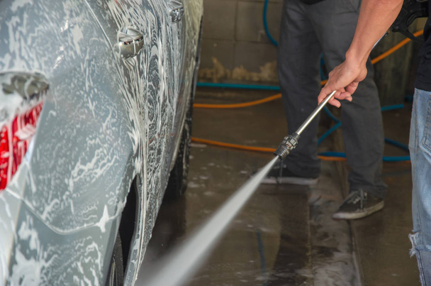 Car wash wiel detail. - Foto, afbeelding