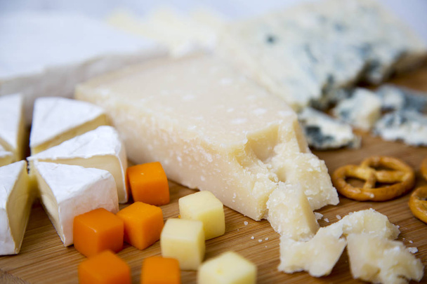 Chutný sýr na dřevěné desce. Closeup. Jídlo pro víno. - Fotografie, Obrázek