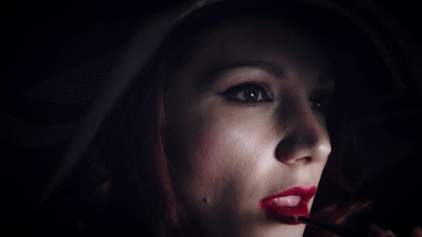 Κοπέλα κάπνισμα σε μαύρο φόντο - Πλάνα, βίντεο