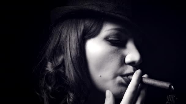 Dívka kouří na černém pozadí - Záběry, video
