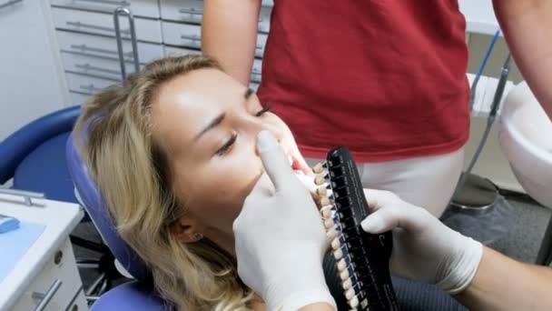 4 k video van tandarts patiënten tanden kleur controleren voorafgaand aan whitening procedure - Video