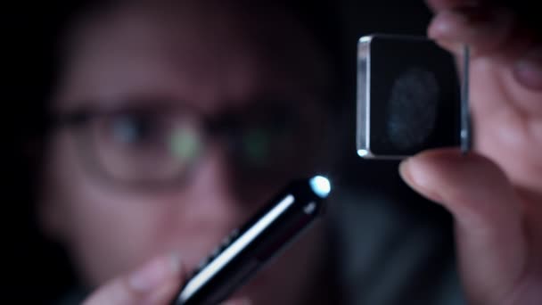 Dispositivo inteligente transparente futuro 4K, detective que investiga las huellas dactilares
 - Metraje, vídeo