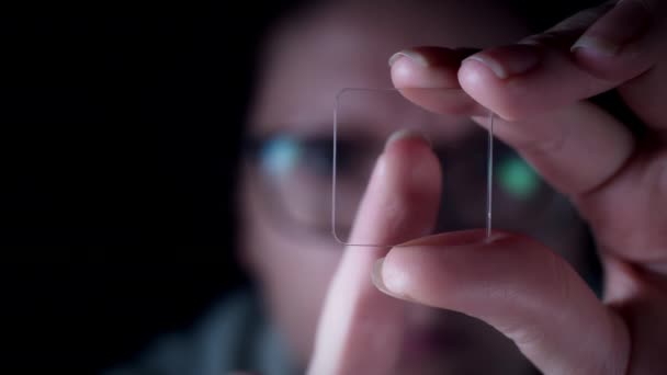 Dispositivo intelligente trasparente futuro 4K, donna che lascia impronte digitali
 - Filmati, video