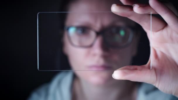 Dispositivo inteligente transparente futuro 4K, huellas dactilares de escaneo de mujer
 - Imágenes, Vídeo