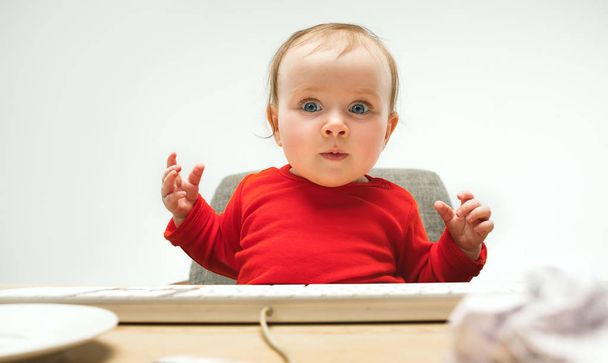 glücklich Kind Baby Mädchen Kleinkind sitzt mit Tastatur des Computers isoliert auf weißem Hintergrund - Foto, Bild