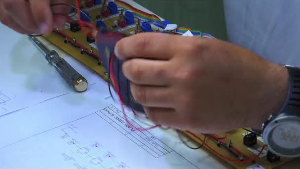 der Elektroniker, der Stücke klebt und montiert - Filmmaterial, Video